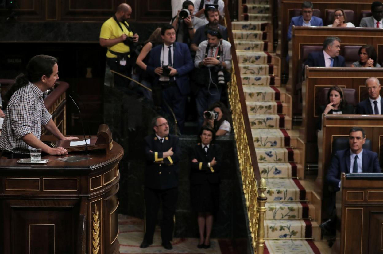 Pablo Iglesias se dirige,
el pasado 25 de julio,
a Pedro Sánchez, antes
de la segunda votación
de la investidura fallida.
:: s. pérez / reuters