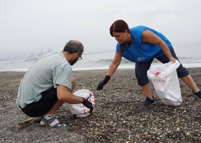 Imagen secundaria 1 - Una treintena de voluntarios se congrega en la Misericordia para limpiar la playa