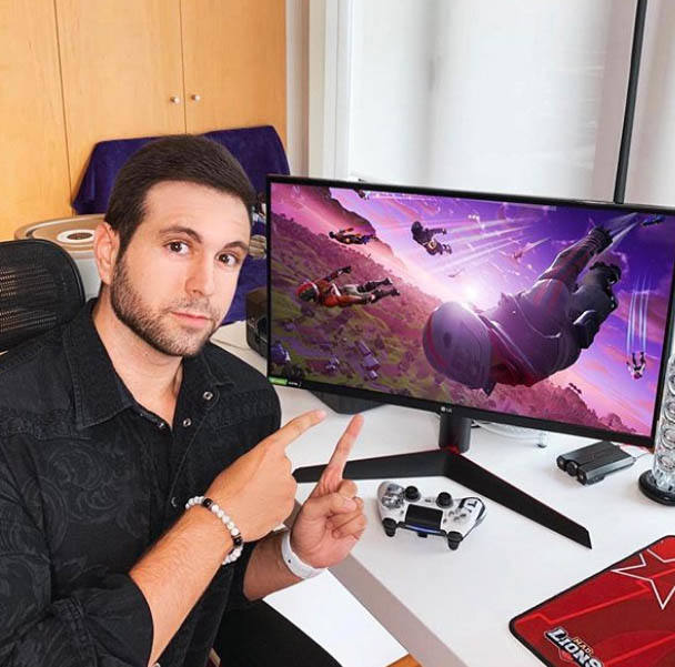 Samuel de Luque (@vegetta777) tiene más de 27 millones de seguidores en su canal y junto a Willyrex ha creado una empresa dedicada a la competición profesional en e-sports. Ambos, además, han colaborado en la publicación de varios libros de fantasía juvenil.