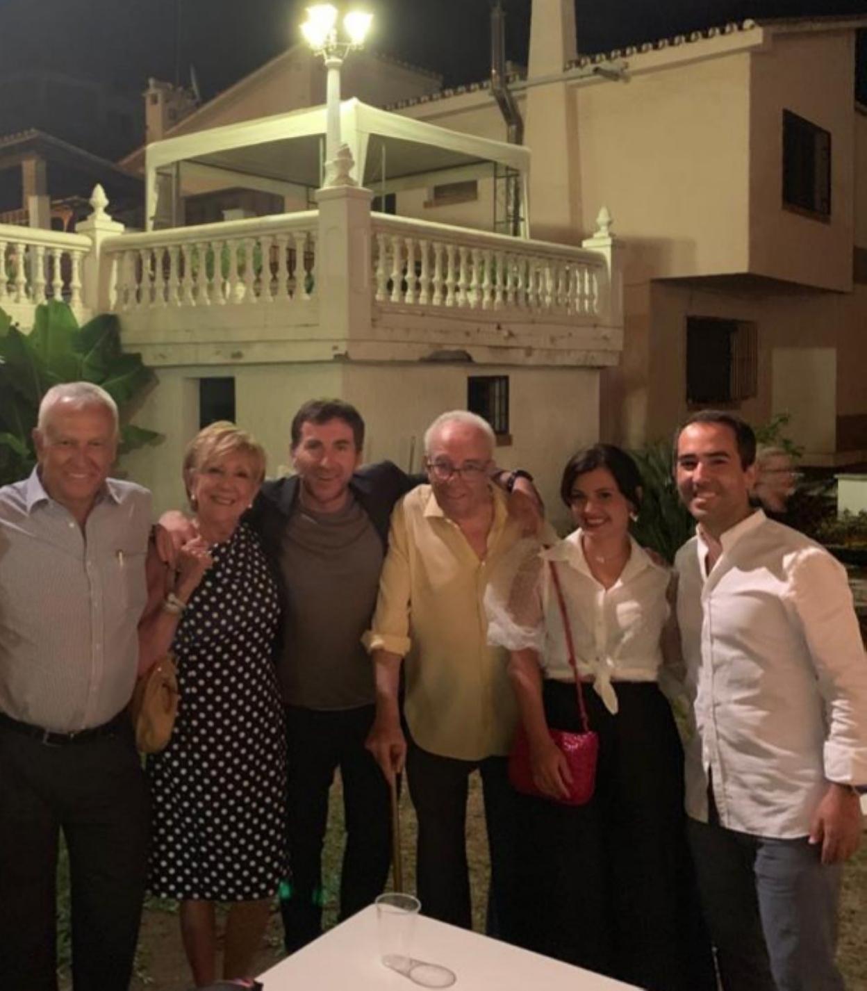 Antonio de la Torre, junto a su tío Rafael Enciso, y
los doctores Rivas, padre e hijo, que lo operaron.