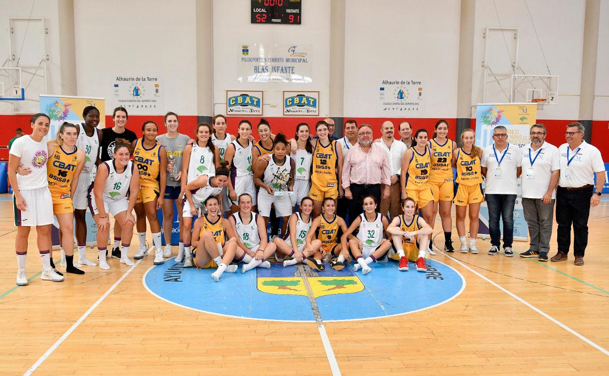 Foto de familia del Unicaja y el Asis al cierre del Torneo.