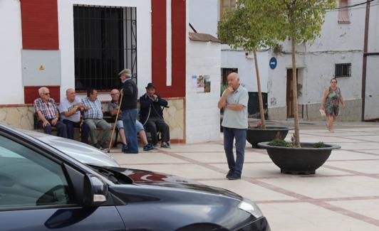 Vecinos en la plaza principal del pueblo.