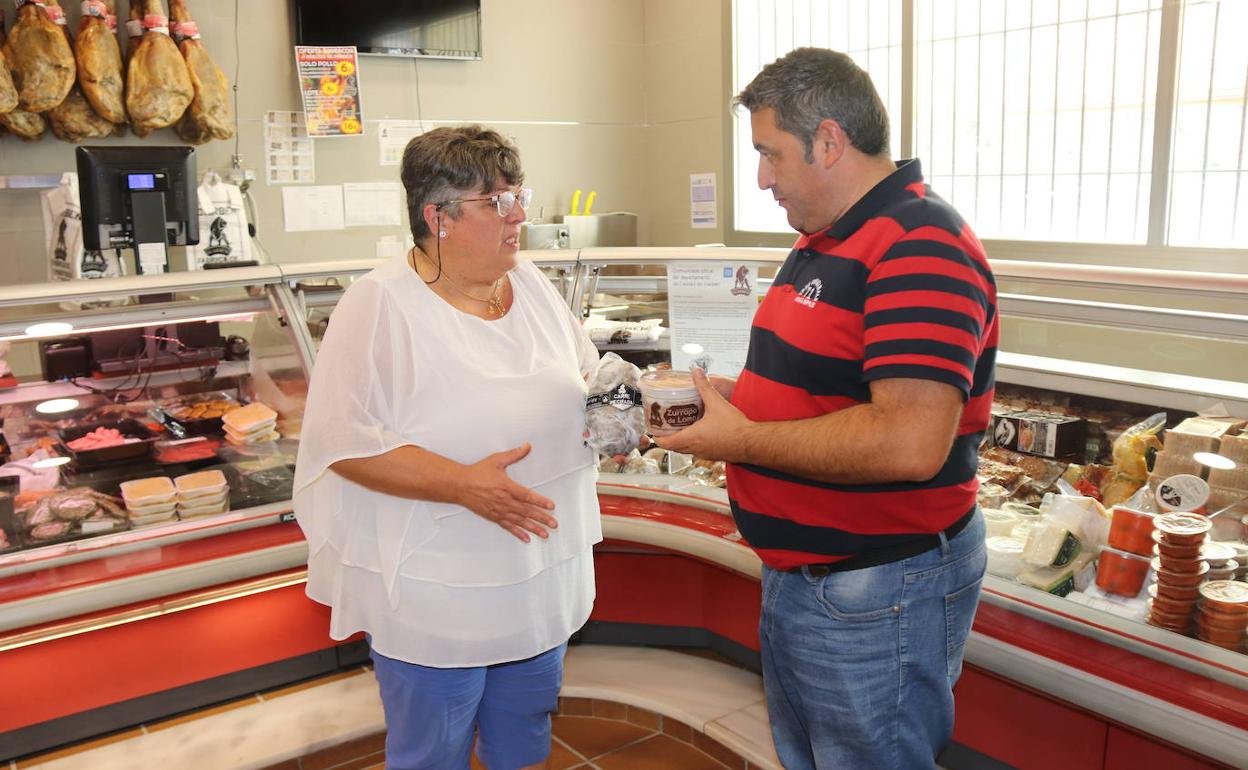 Catalina Castaño, a la izquierda, y José Manuel Castaño, representantes de Icarben, en la tienda que mantienen en su fábrica