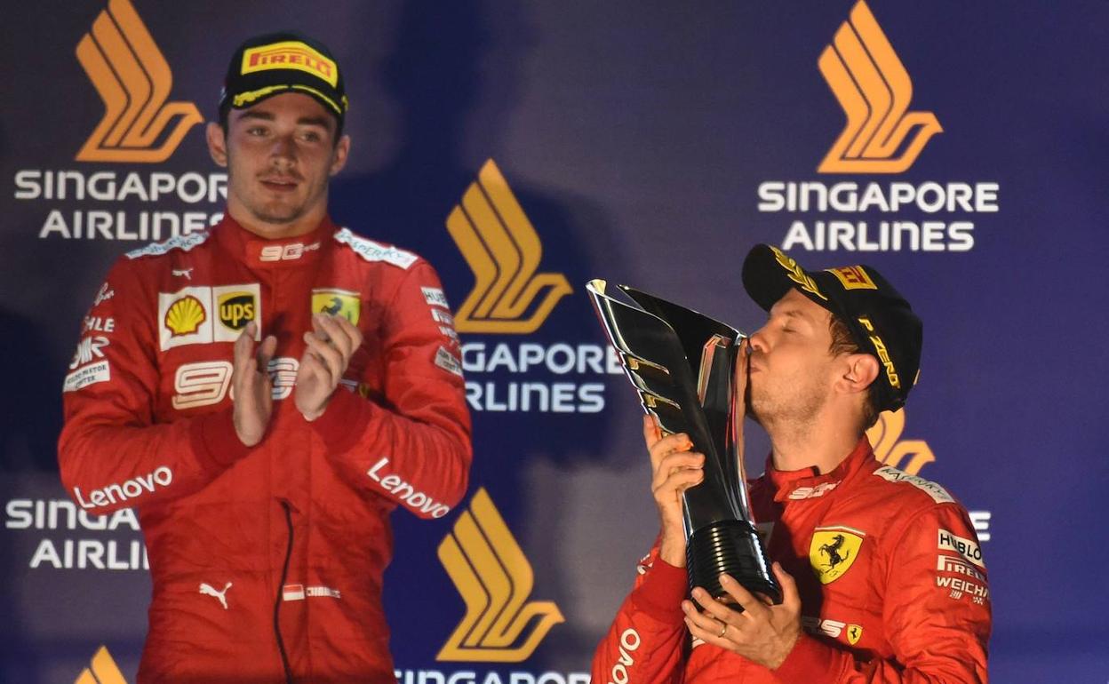 Sebastian Vettel celebra la victoria bajo la mirada de Charles Leclerc. 