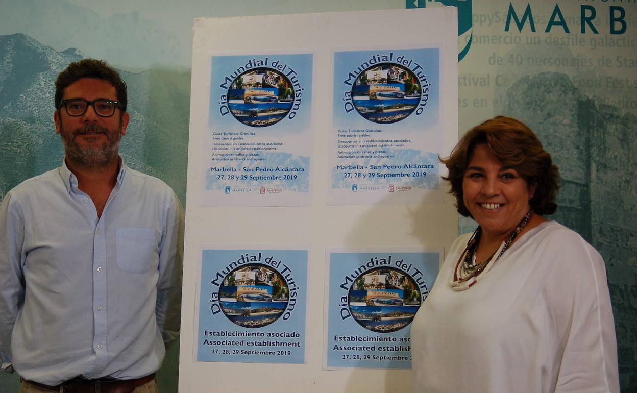 Rubén Sánchez y Laura Arce junto a los carteles de este evento.