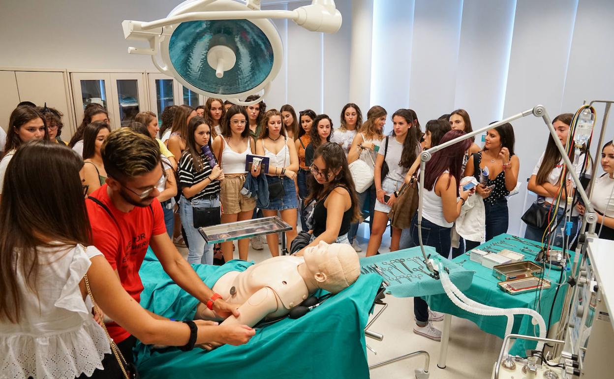 Los nuevos estudiantes, durante la visita a los laboratorios de prácticas. 