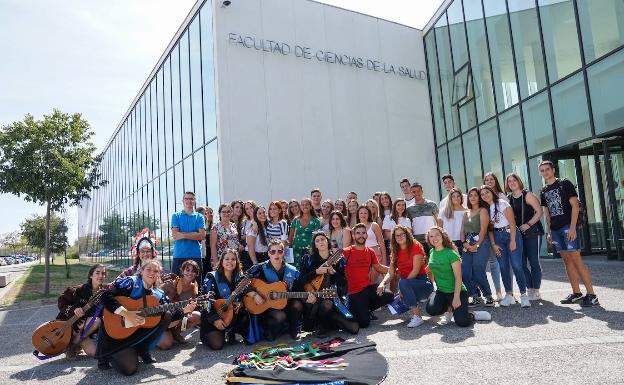 Imagen principal - Los nuevos estudiantes , con la tuna de la facultad y durante un desayuno. La decana, María Teresa Labajos, les dio la bienvenida. 