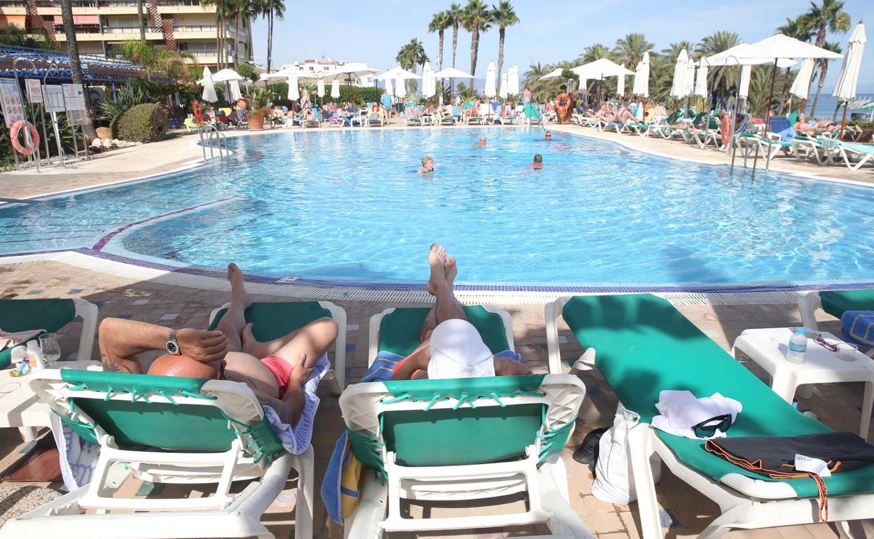 La quiebra de Thomas Cook enciende las alarmas y deja turistas en quince hoteles de la Costa