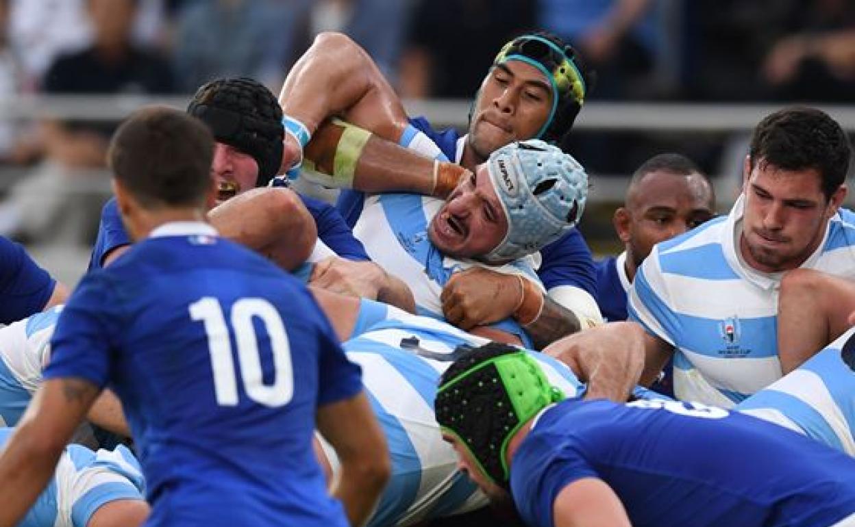 Los delanteros argentinos y franceses, en una disputa por el balón