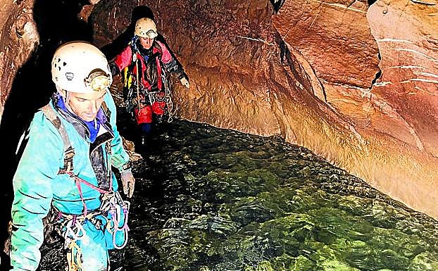 Atravesando el río Linzola.