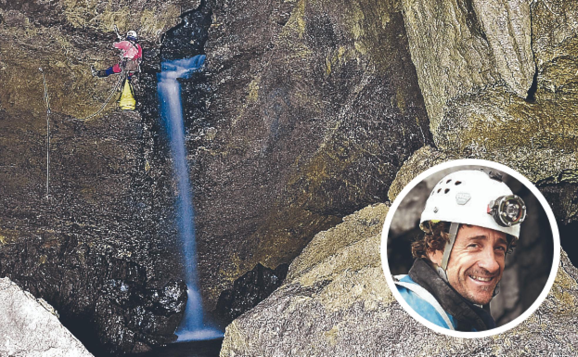 Un espeleólogo abre una vía en una cascada. A la derecha, Víctor Abendaño