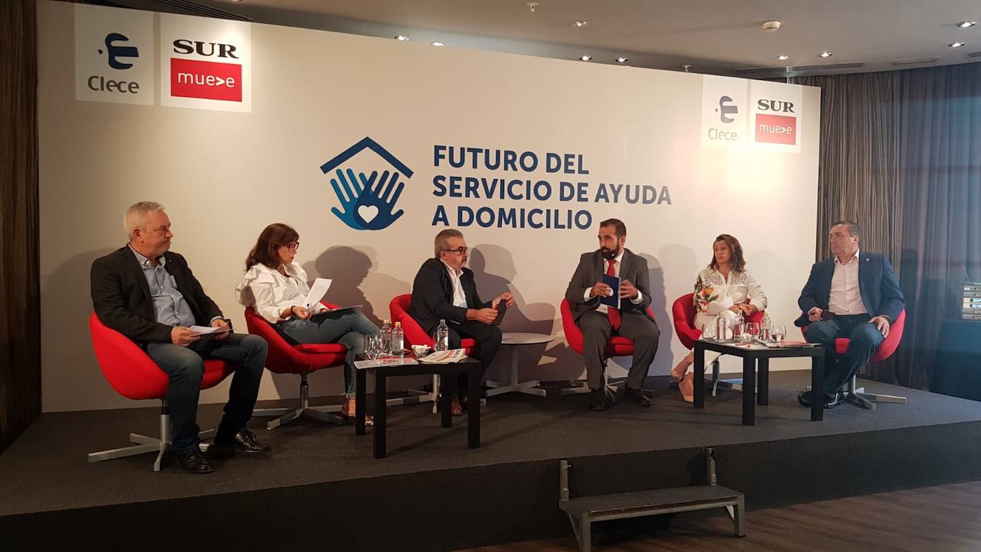 Fotos: La mesa redonda sobre el futuro del servicio de ayuda a domicilio, en imágenes