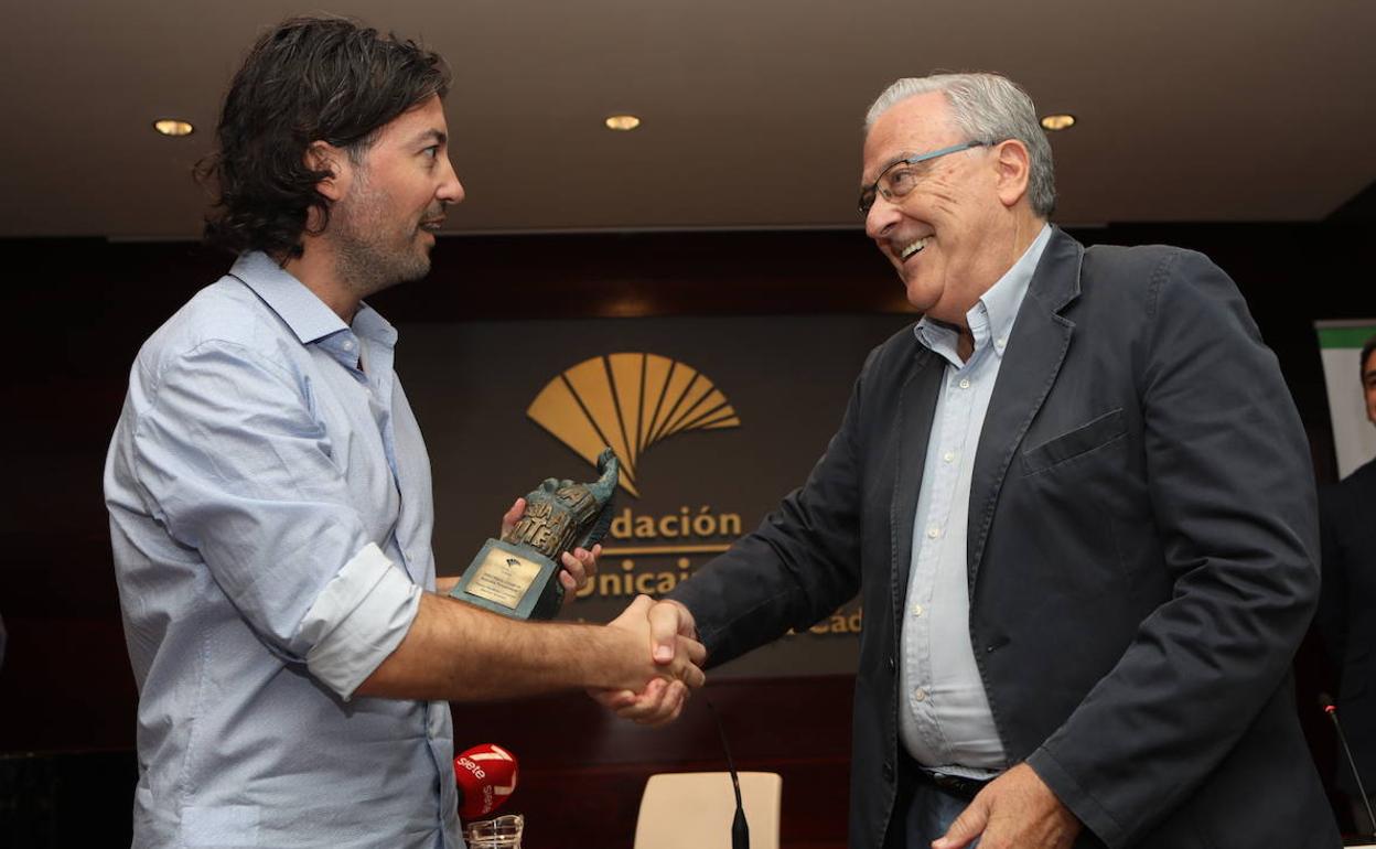 Ricardo Fernández recibiendo el premio de la pasada edición de manos de Mariano Vergara.