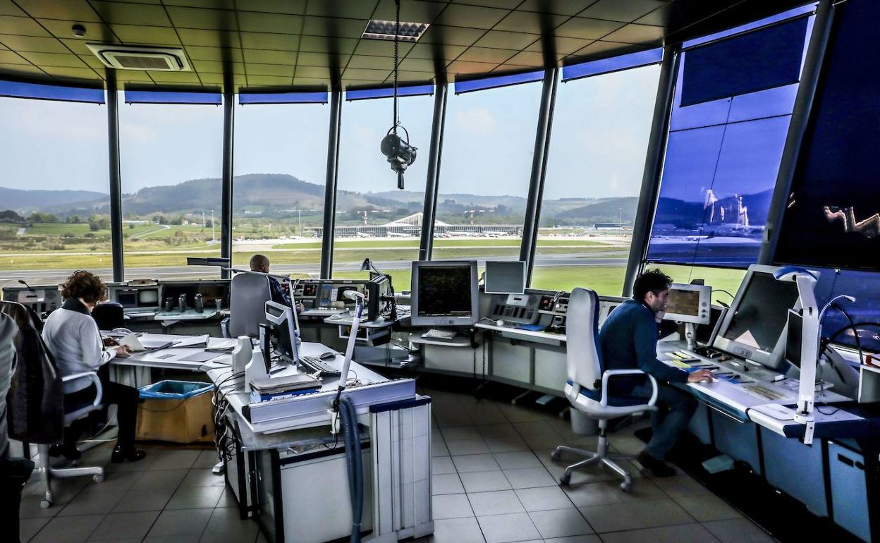 Torre de control del aeropuero de Loiu, Vizcaya, en una imagen de archivo.
