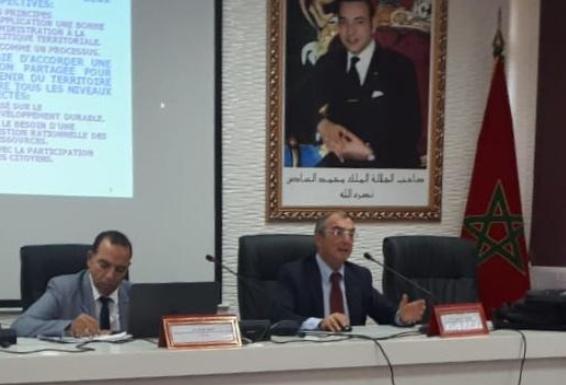 Venancio Gutiérrez Colomina, durante su ponencia en Larache (Marruecos). 