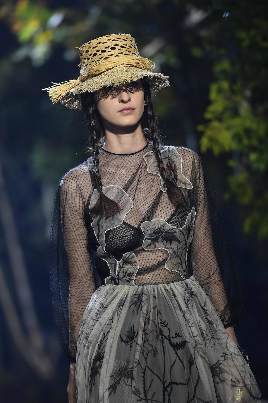 La firma propone un verano en trenzas, sombrero de yute y románticos vestidos con sandalias de esparto: así los llevaremos