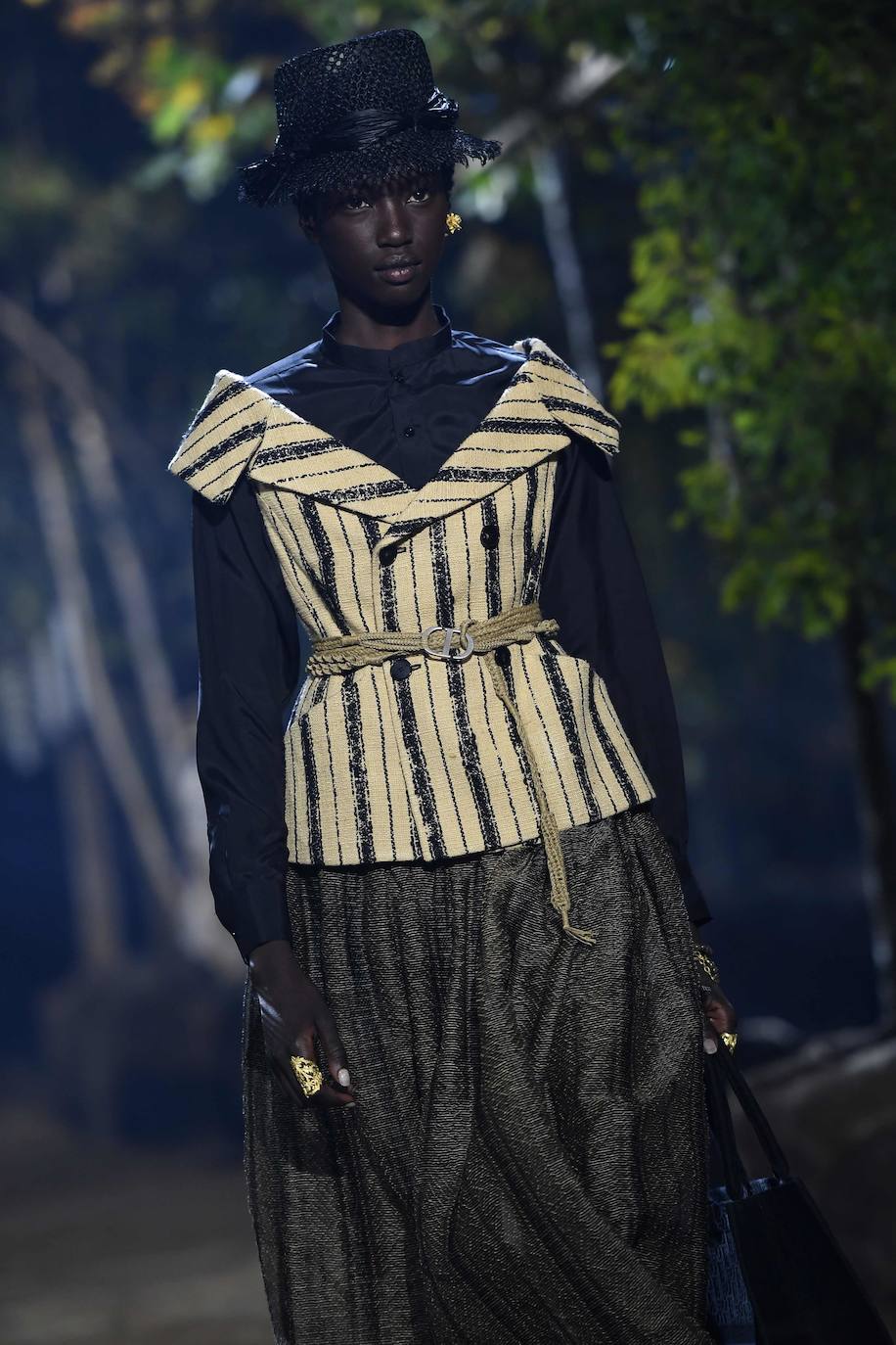 La firma propone un verano en trenzas, sombrero de yute y románticos vestidos con sandalias de esparto: así los llevaremos