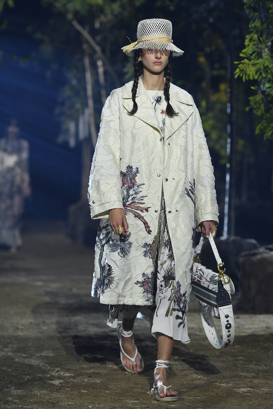 La firma propone un verano en trenzas, sombrero de yute y románticos vestidos con sandalias de esparto: así los llevaremos