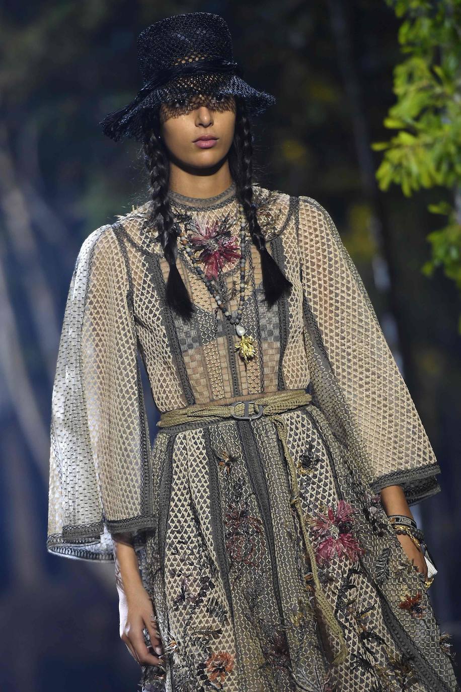 La firma propone un verano en trenzas, sombrero de yute y románticos vestidos con sandalias de esparto: así los llevaremos