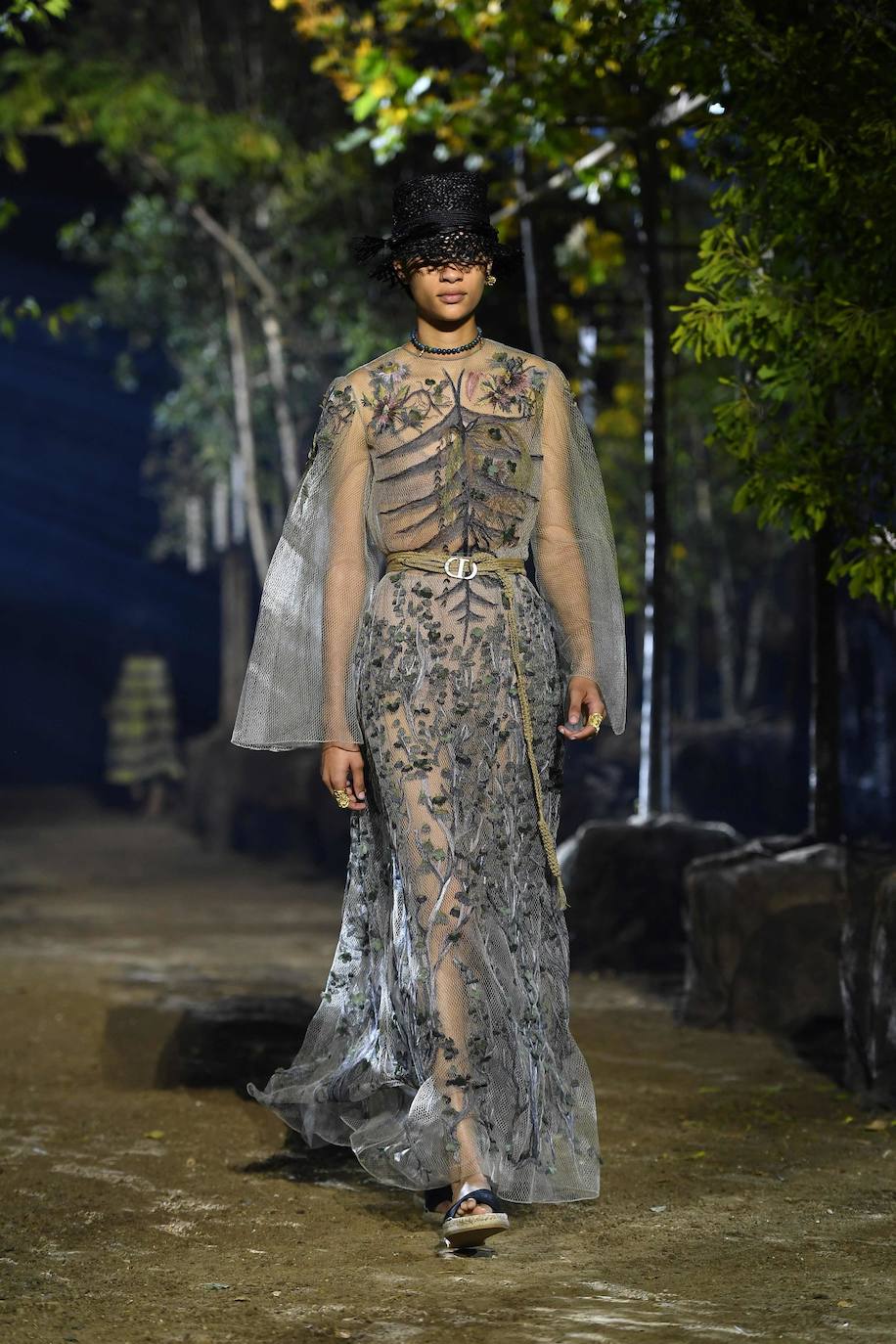 La firma propone un verano en trenzas, sombrero de yute y románticos vestidos con sandalias de esparto: así los llevaremos