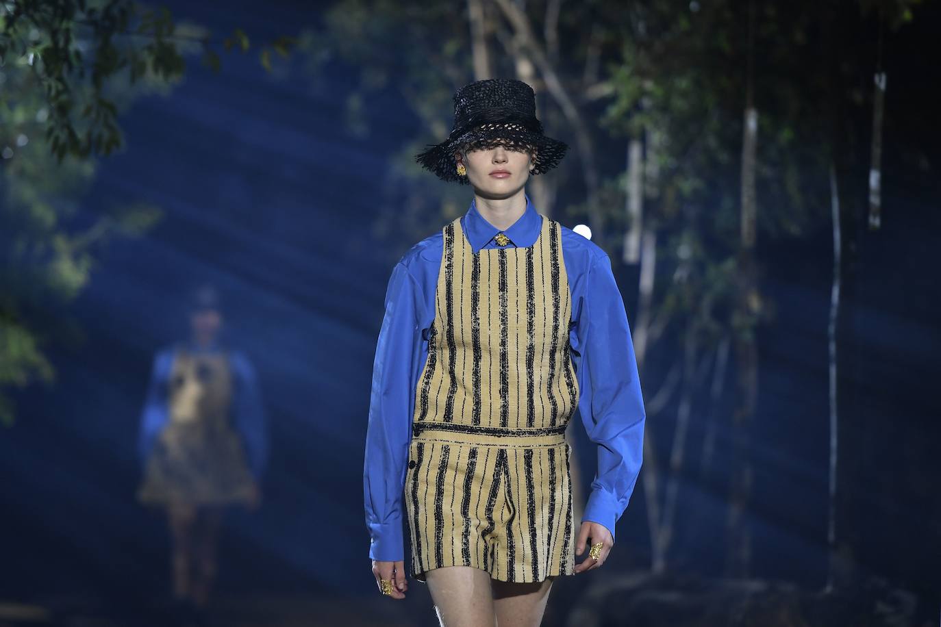 La firma propone un verano en trenzas, sombrero de yute y románticos vestidos con sandalias de esparto: así los llevaremos