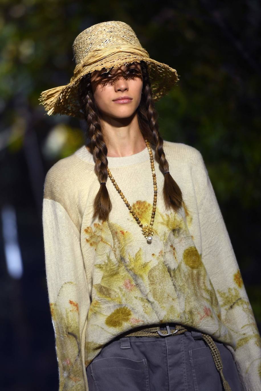 La firma propone un verano en trenzas, sombrero de yute y románticos vestidos con sandalias de esparto: así los llevaremos