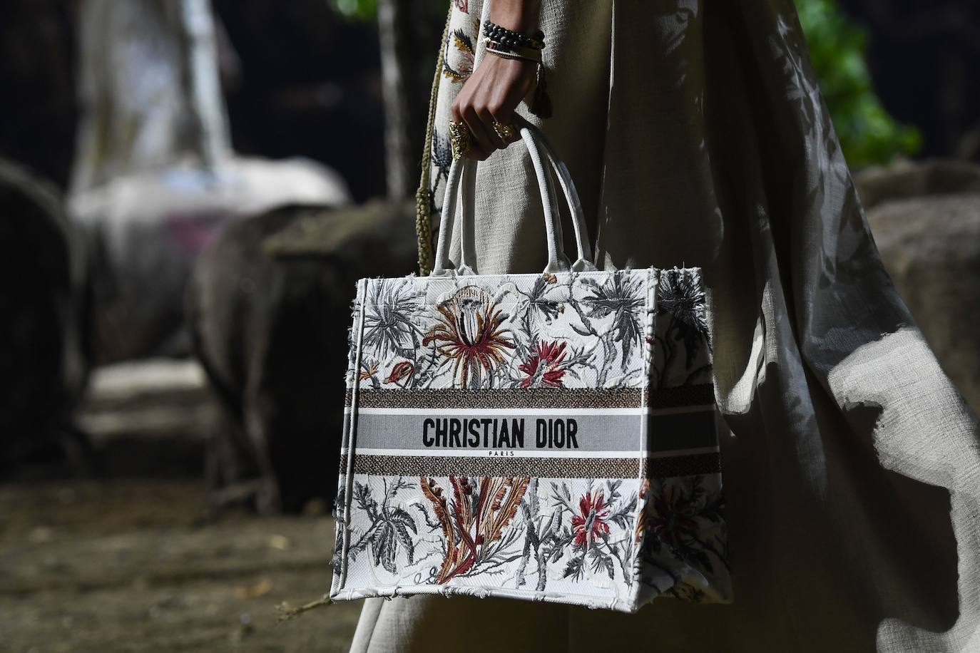 La firma propone un verano en trenzas, sombrero de yute y románticos vestidos con sandalias de esparto: así los llevaremos