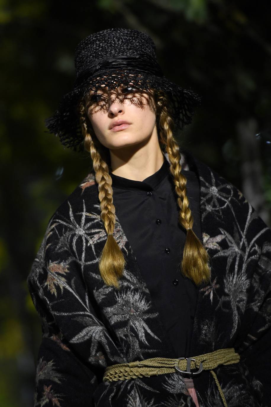 La firma propone un verano en trenzas, sombrero de yute y románticos vestidos con sandalias de esparto: así los llevaremos