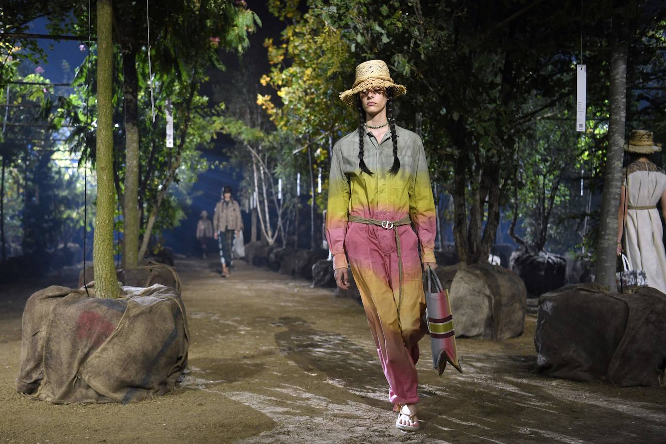 La firma propone un verano en trenzas, sombrero de yute y románticos vestidos con sandalias de esparto: así los llevaremos