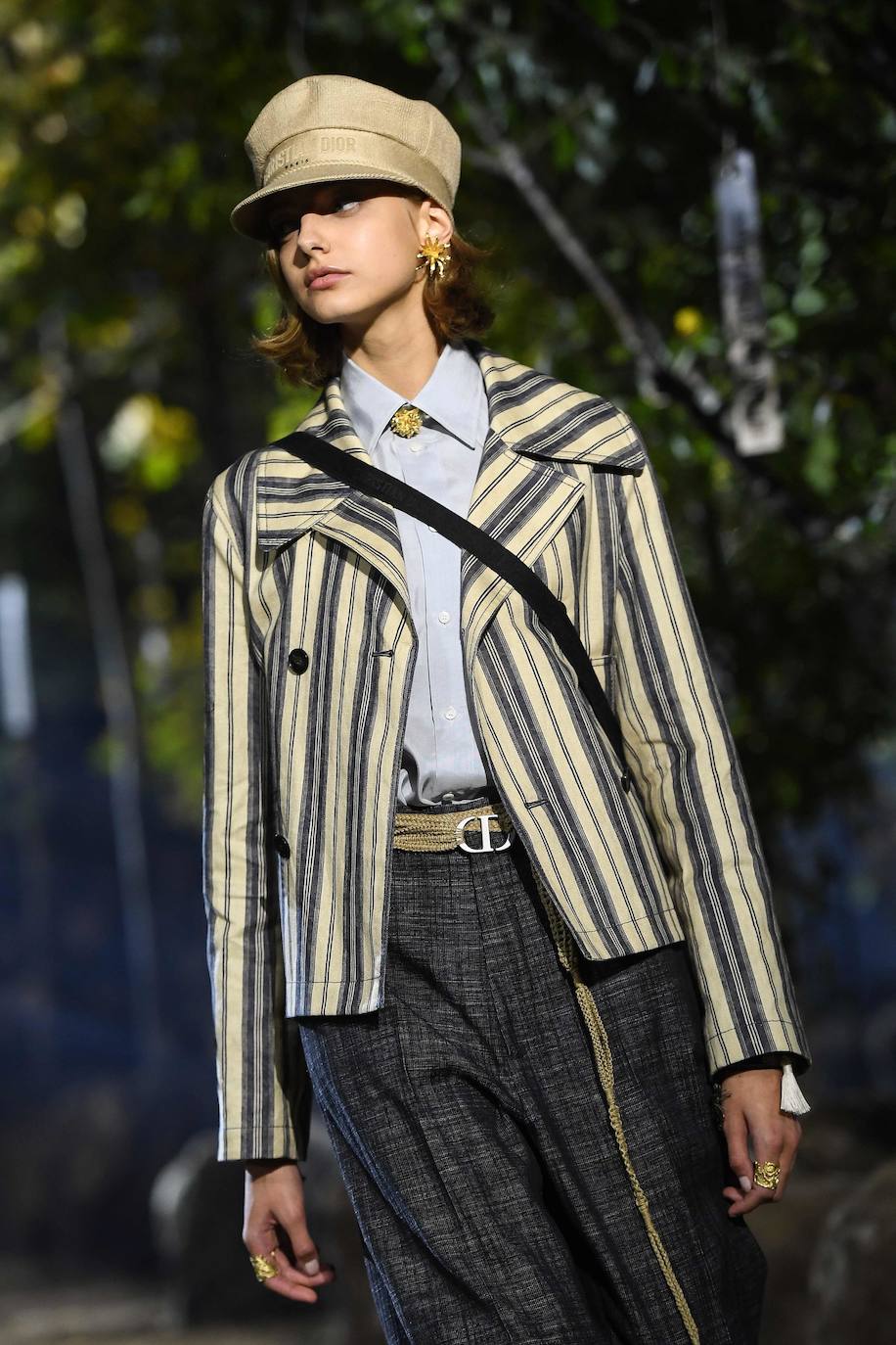 La firma propone un verano en trenzas, sombrero de yute y románticos vestidos con sandalias de esparto: así los llevaremos