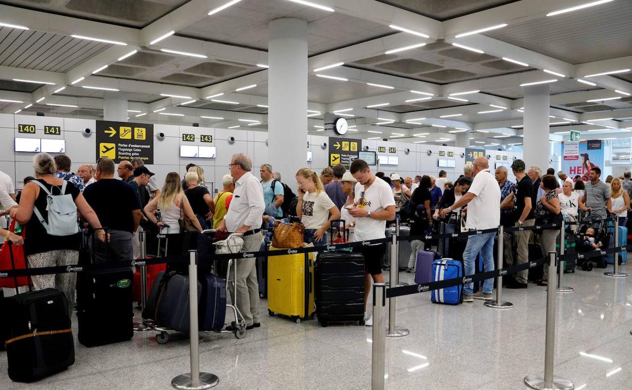 Decenas de clientes de Thomas Cook esperan en el aeropuerto de Palma de Mallorca para volver a su país. 