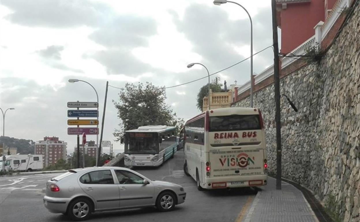 Imagen habitual con el colapso de autobuses en la subida a Gibralfaro. 