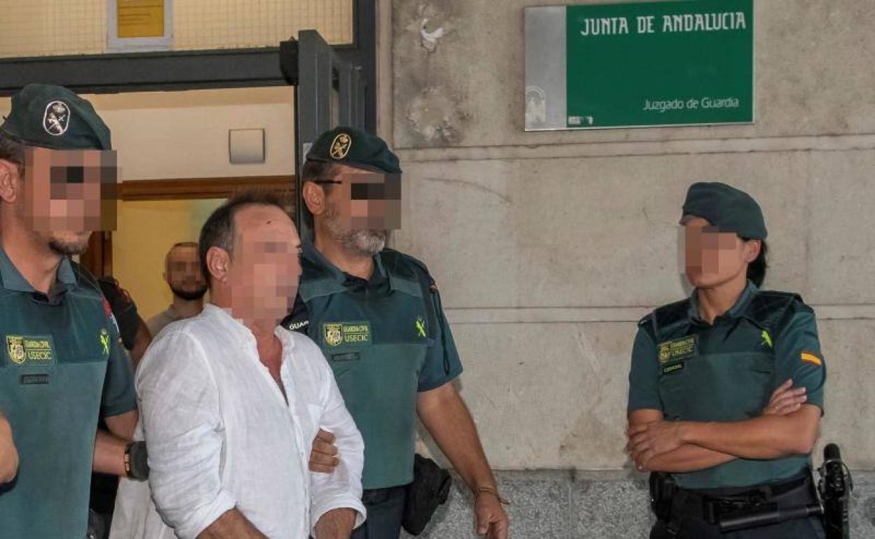 El gerente de la empresa Magrudis, José Antonio Marín, y su hijo Sandro (detrás), son trasladados a los calabozos. 