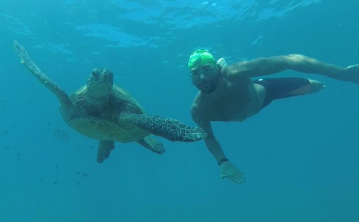 Christian Jongeneel ha estado una semana y media en Hawái aclimatándose a las condiciones del mar para acometer esta travesía a nado de 55 kilómetros. 