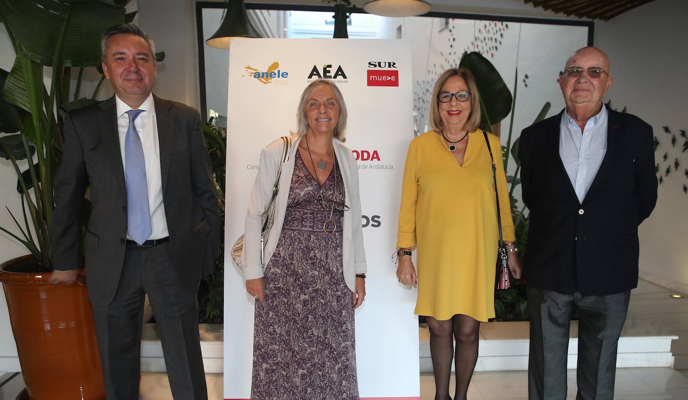 El ponente ha abordado los retos presentes y futuros de la Educación en un desayuno-coloquio en el Hotel Vincci Posada del Patio.