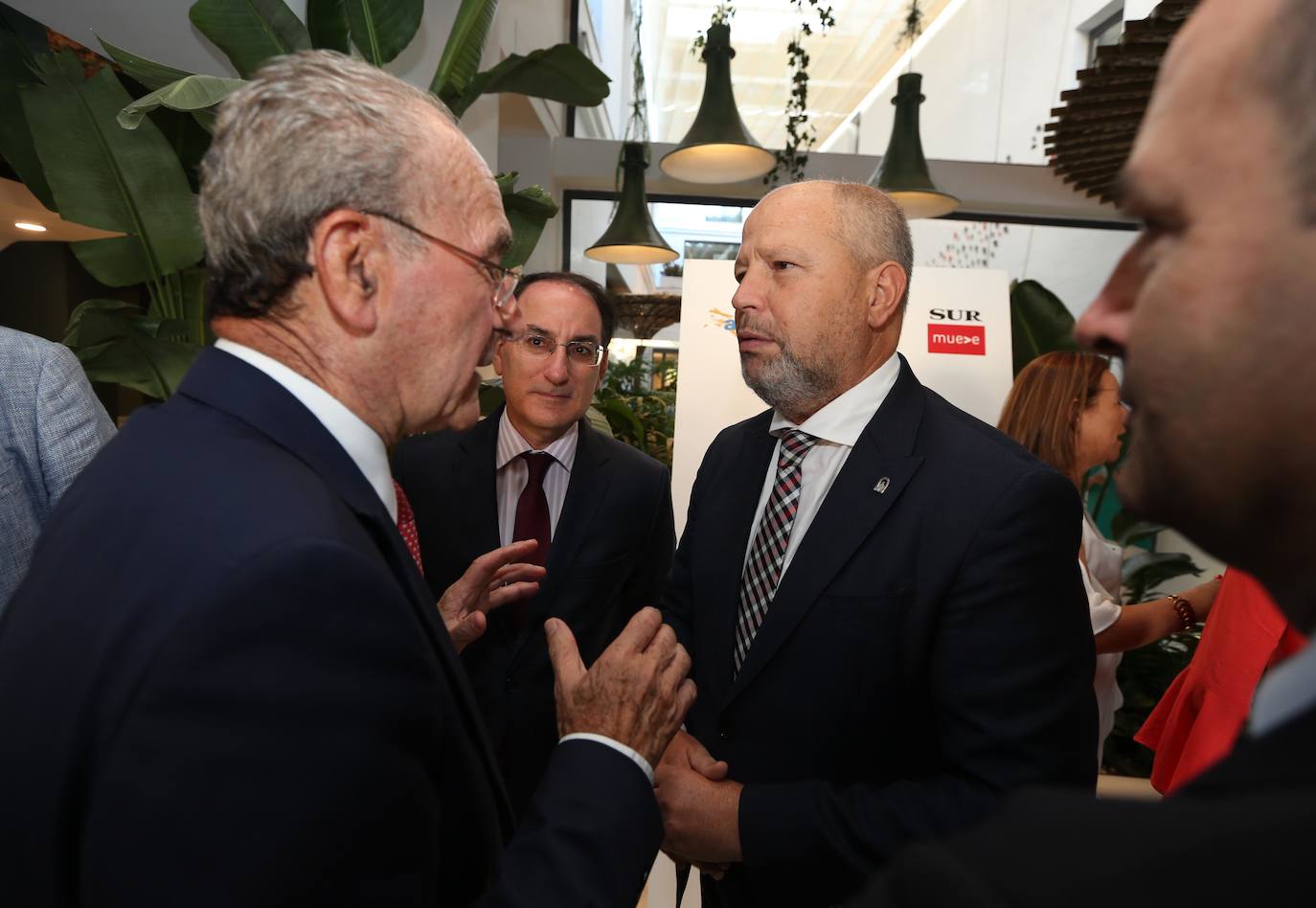 El ponente ha abordado los retos presentes y futuros de la Educación en un desayuno-coloquio en el Hotel Vincci Posada del Patio.