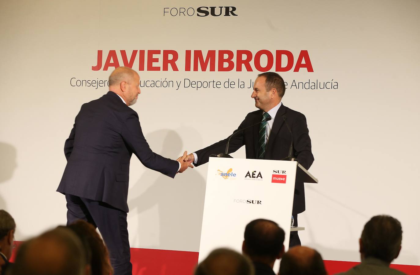 El ponente ha abordado los retos presentes y futuros de la Educación en un desayuno-coloquio en el Hotel Vincci Posada del Patio.