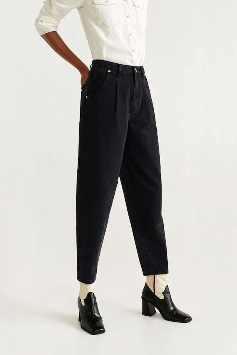 Mango es otra de las firmas 'low cost' que se ha subido al carro de los pantalones de moda con este diseño en negro.