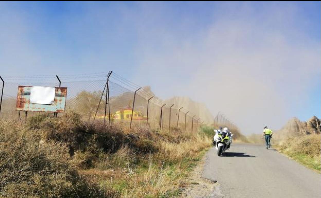 Efectivos de la Guardia Civil y el helicóptero de emergencias en la zona del suceso.