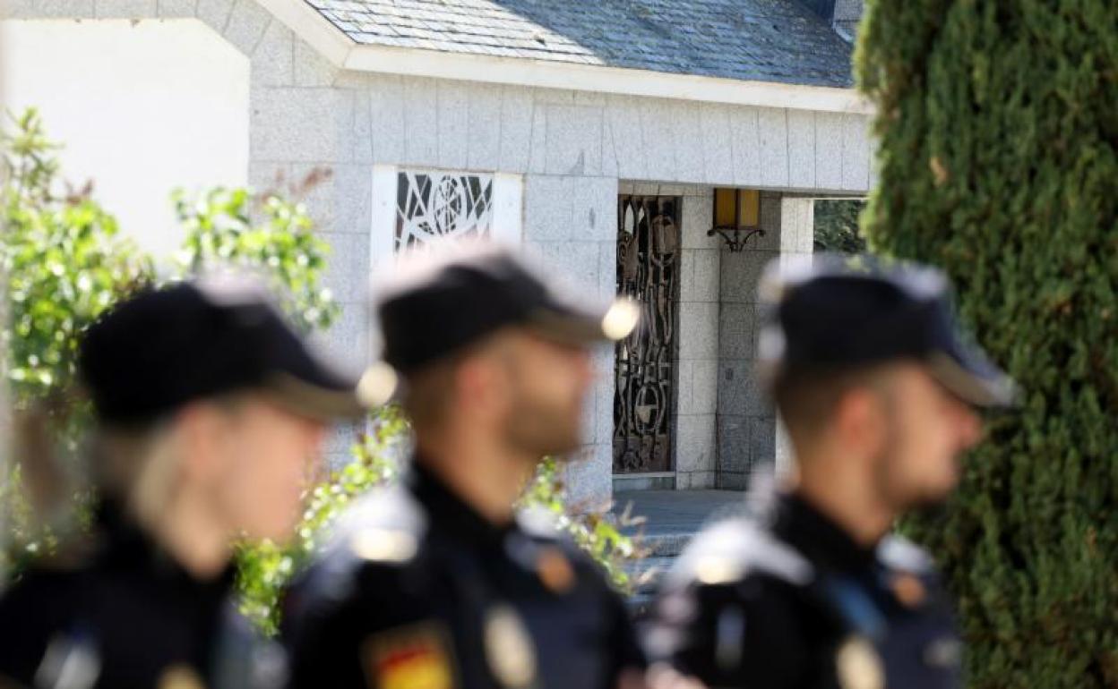 Agentes de la policía nacional custodian el mausoleo de Mingorrubio, en El Pardo, donde serán trasladados los restos del dictador Francisco Franco.