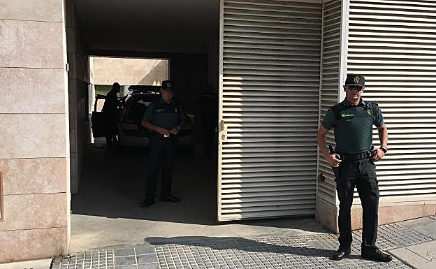 Vehículo de la Guardia Civil en el que ayer trasladaron a Sergio para declarar ante la jueza de Vélez. 