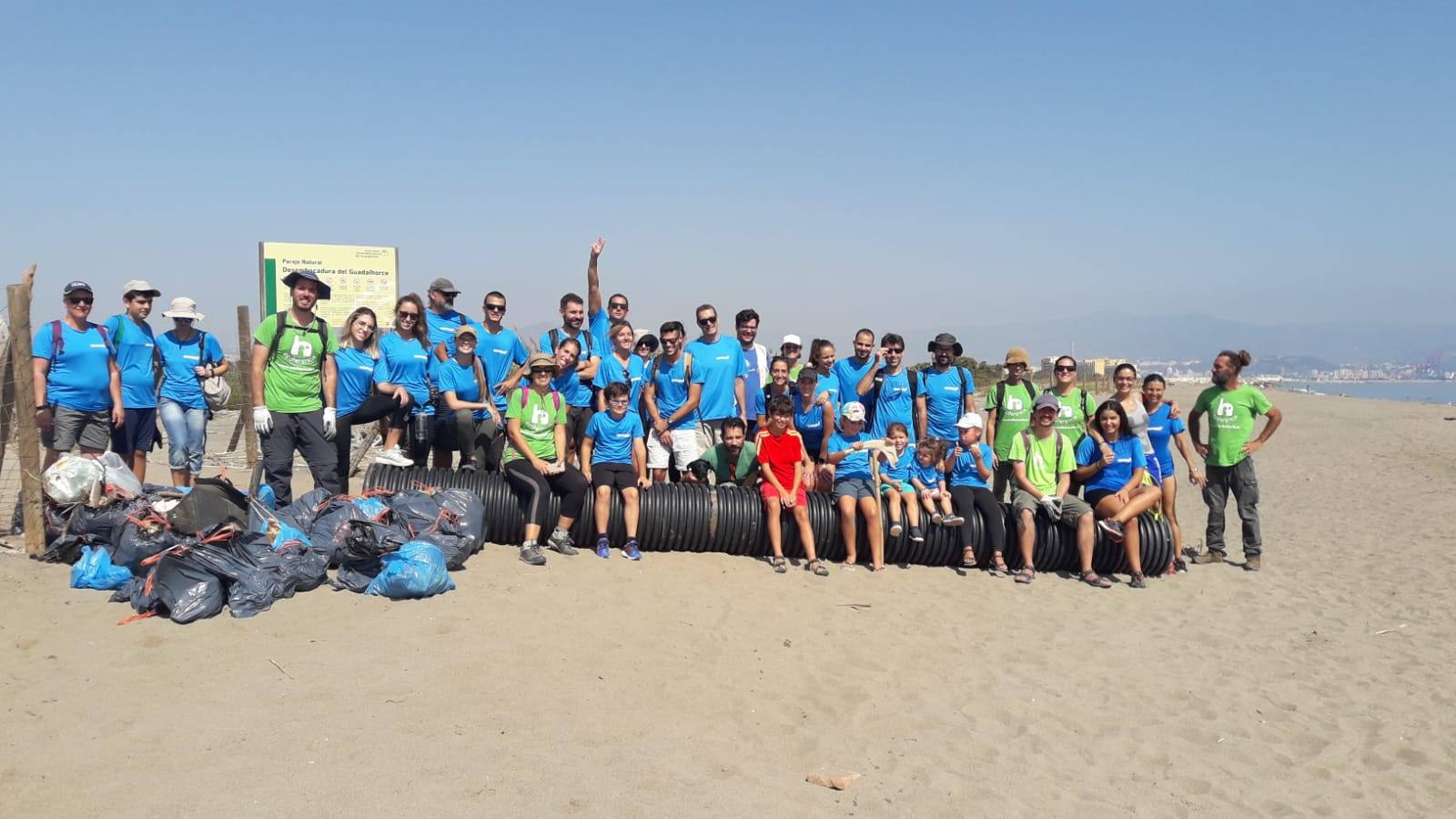 Medio centenar de personas recogen 290 kilos de basura en la desembocadura del río Guadalhorce
