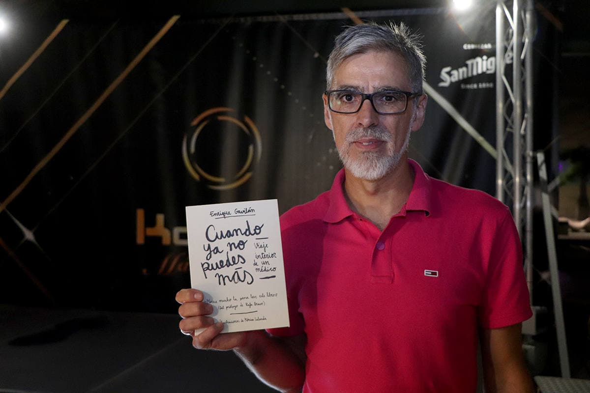 Enrique Gavilán presenta su libro. En la foto, el escritor Enrique Gavilán posa con su libro.