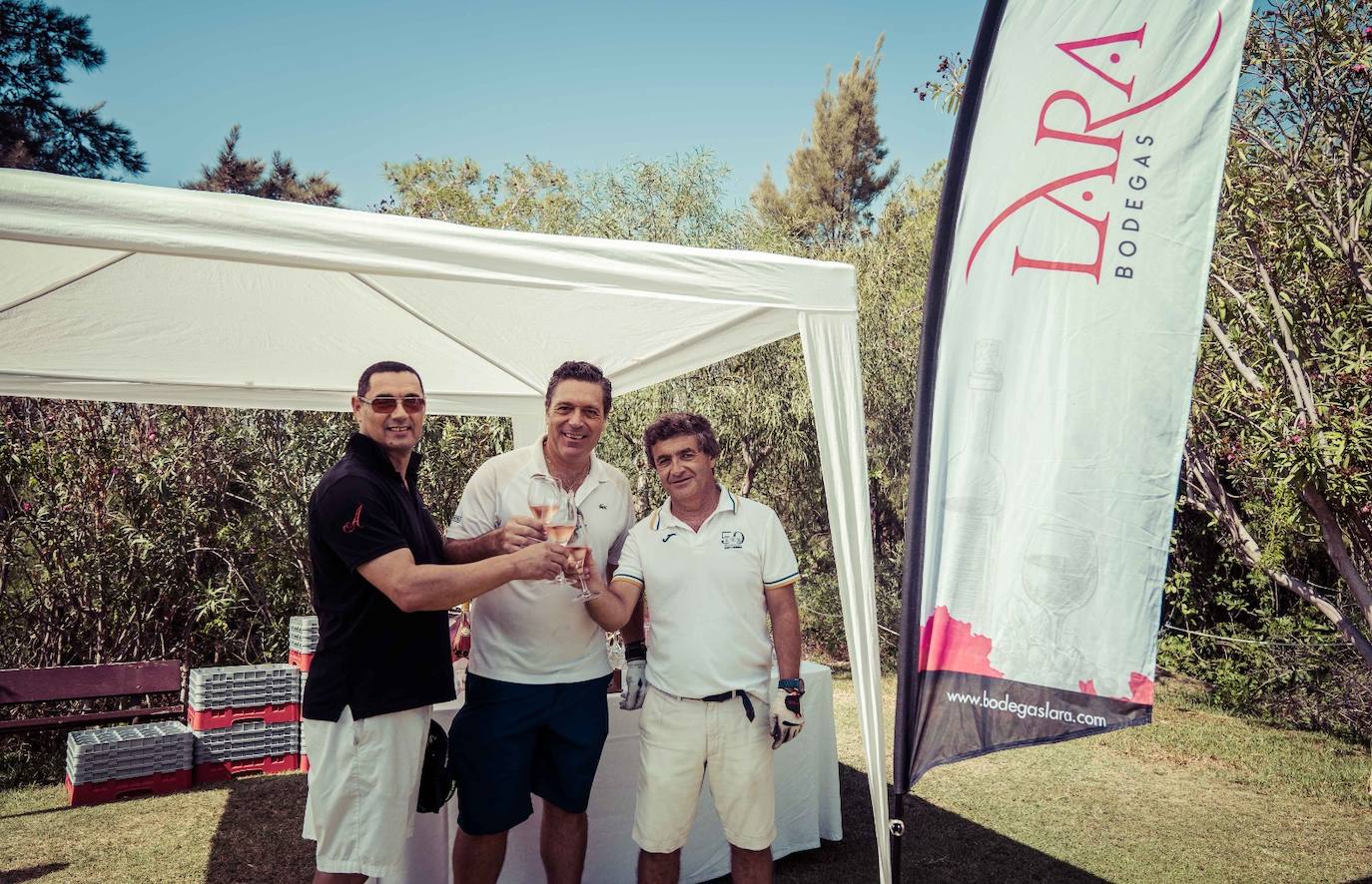 El Candado celebra su torneo de ‘Golf y gastronomía’. En la foto, Manuel Suárez, Juan Antonio Lara y Manuel Calderón. 