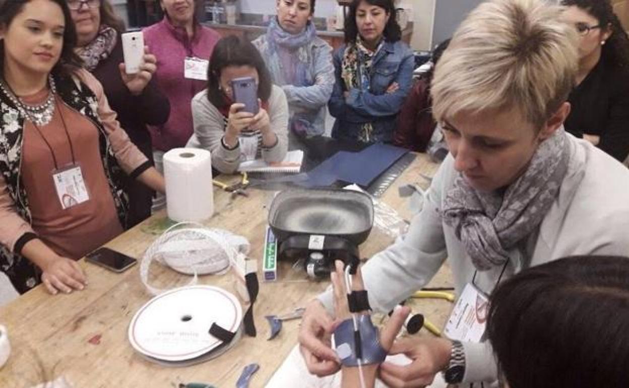 La profesora Raquel Cantero, con sus alumnos de Terapia Ocupacional. 