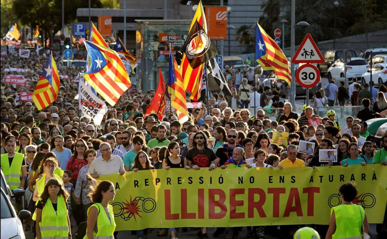Cientos de personas participan en una manifestación que ha pasado por delante de los juzgados y por las calles de Sabadell.