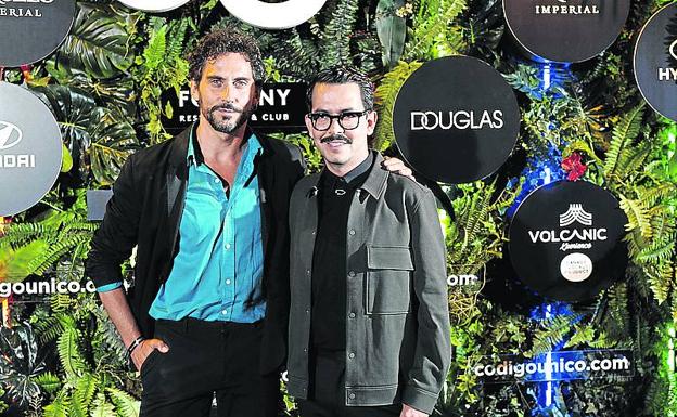 Imagen principal - Paco León y el cineasta mexicano Manolo Caro, director de la serie 'La casa de las flores'. Marta Etura, amiga del homenajeado, en un momento de la entrega de premios, celebrada en un restaurante madrileño. El actor y presentador Jorge Fernández, uno de los amigos más queridos de Kortajarena.