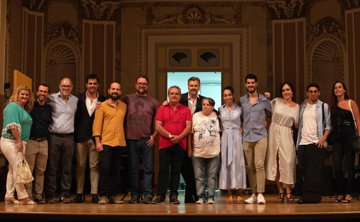 Foto de familia con los organizadores del festival en la Sala de Conciertos María Cristina. 