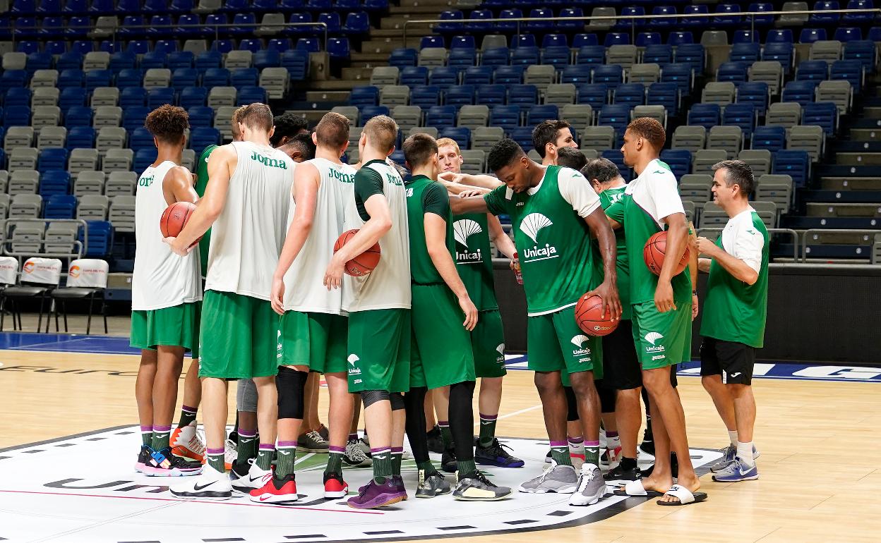 Los jugadores del Unicaja hacen piña al término del entrenamiento de ayer. 