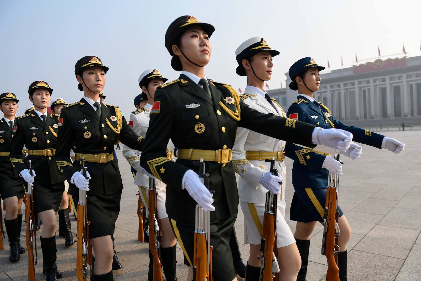 Hasta 15.000 soldados desfilaron frente a las autoridades por el centro de la emblemática plaza de Tiananmen para celebrar el 70 aniversario de la República Popular China